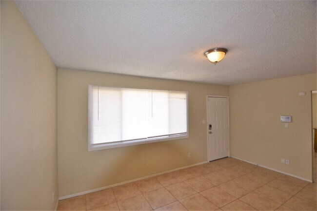 Building Photo - 2047 N 48th Ln