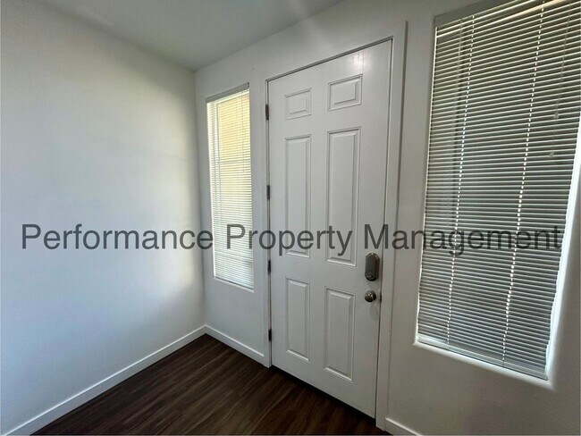 Foto del edificio - Stunning 3 Bed/2 Bath S Bakersfield Home w/ Solar, RBP & Security Deposit Alternative