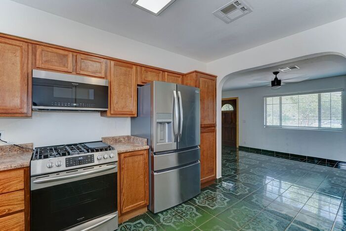 Foto principal - READY TO VIEW NOW! Spacious 4-Bed Home Nea...