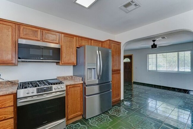 READY TO VIEW NOW! Spacious 4-Bed Home Nea... - READY TO VIEW NOW! Spacious 4-Bed Home Nea...