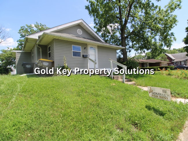 Building Photo - 3 BR 1.5 BA House with Garage and Central Air