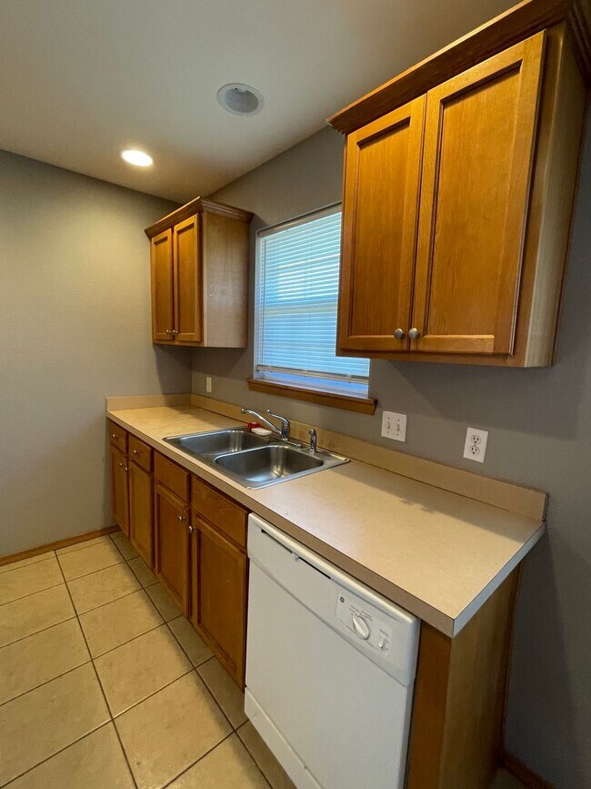 Foto del edificio - 3 Bedroom Home in Clever Available Now!