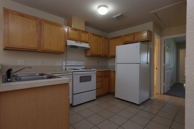 Building Photo - 402 Trichelle St