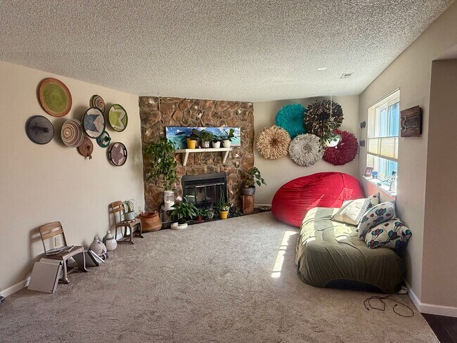 Foto del edificio - Spacious, Sunlit 3BR / 2 BA Condo just steps away from Standley Lake!