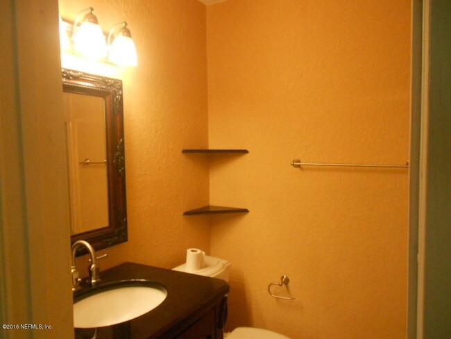 Foto del edificio - 8164 Collins Rd