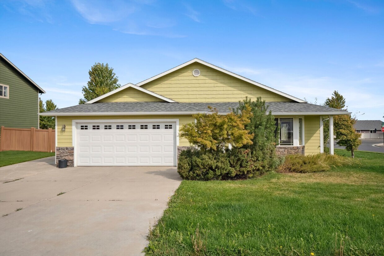 Primary Photo - 3 Bedroom2 Bath Home With Great Access