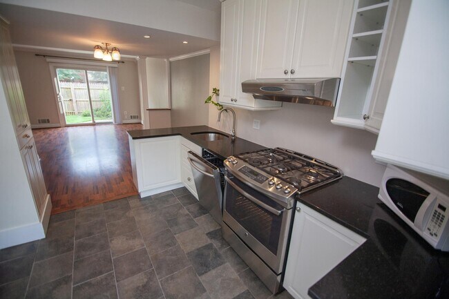 Building Photo - 9617 Nonquitt Dr