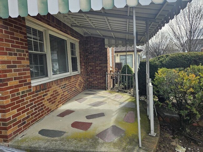 Front Porch - 441 E Pine St