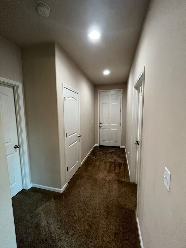 Foto del edificio - Great Town House Available Now!