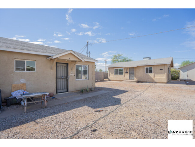 Building Photo - Explore this Charming Phoenix 1/1 Duplex Unit