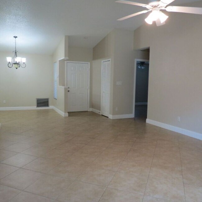 Building Photo - 1047 Abell Cir