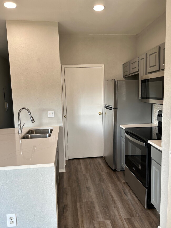 Foto del edificio - Updated 2 Bed/2 Bath North Austin Condo with Rare Greenbelt Views
