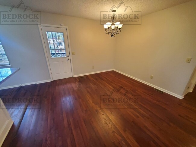Building Photo - 3419 Mastin Lake Rd NE