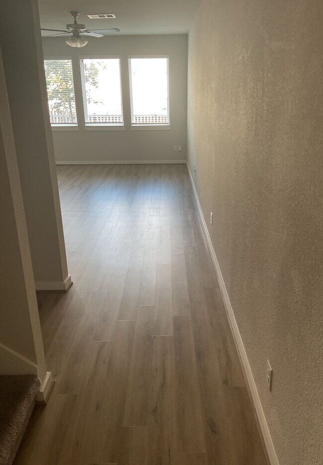 Foto del edificio - Available Now-Townhome