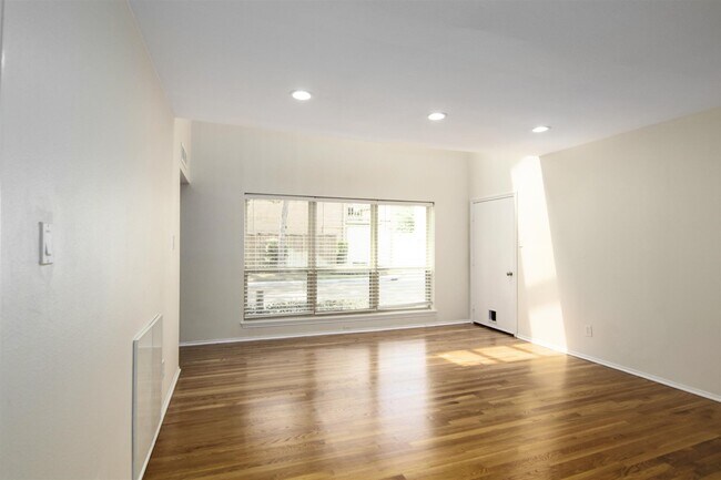 Building Photo - 2066 Augusta Dr