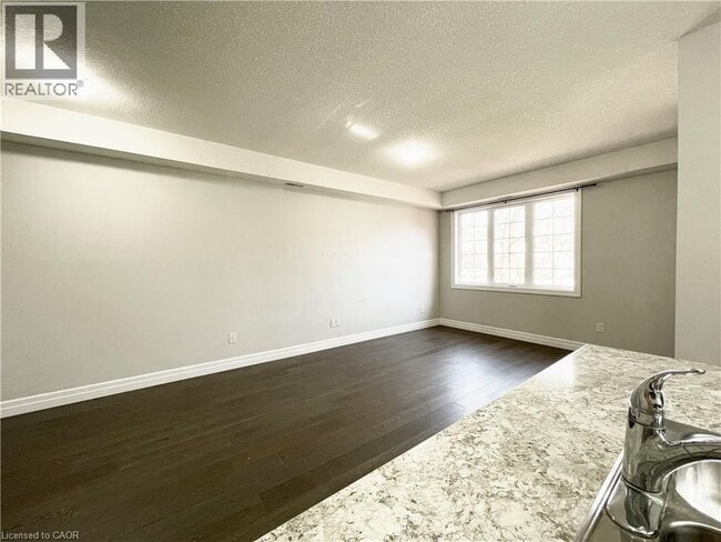 Building Photo - 44 FOURTH Avenue Unit# 2 LOWER