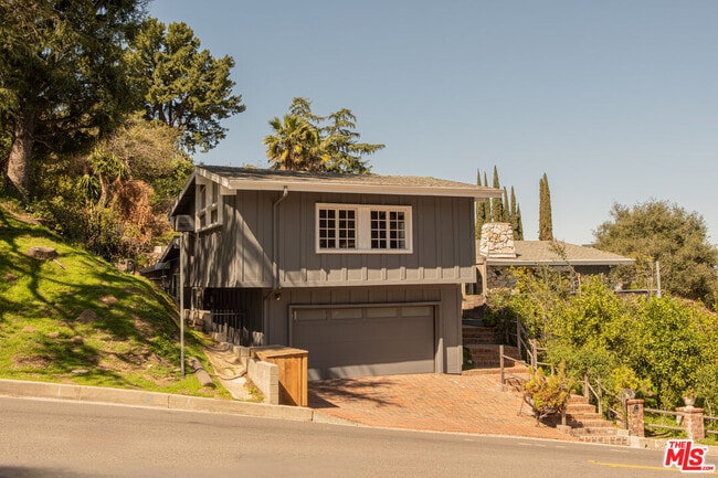Foto del edificio - 16582 Calneva Dr