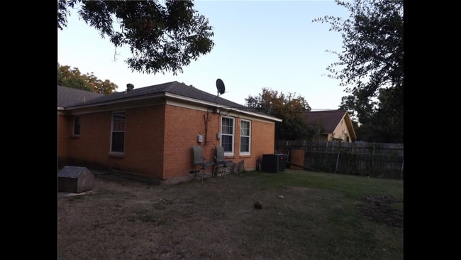 Building Photo - 1939 Gaylord Dr