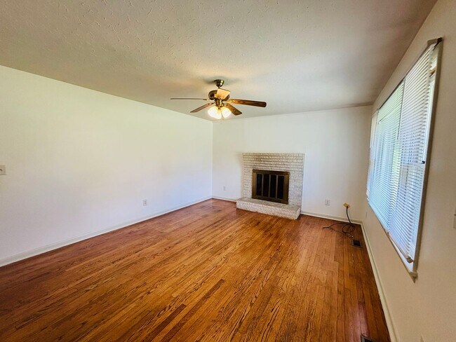 Foto del edificio - 3 Bedroom, 2 Bath House with Huge Yard