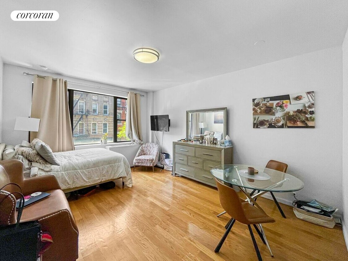 Foto principal - 67 E 3rd St