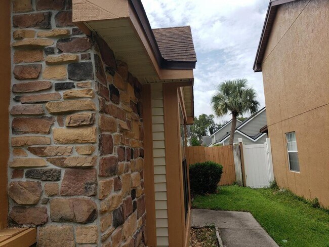 Foto del edificio - 9869 Aloma Bend Ln