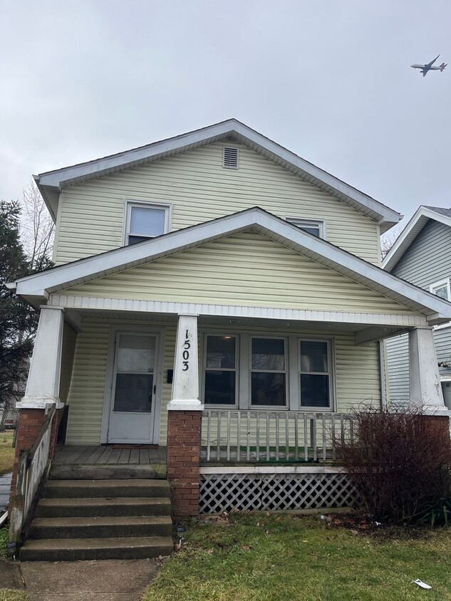 Primary Photo - Three bedroom One bathroom single family h...