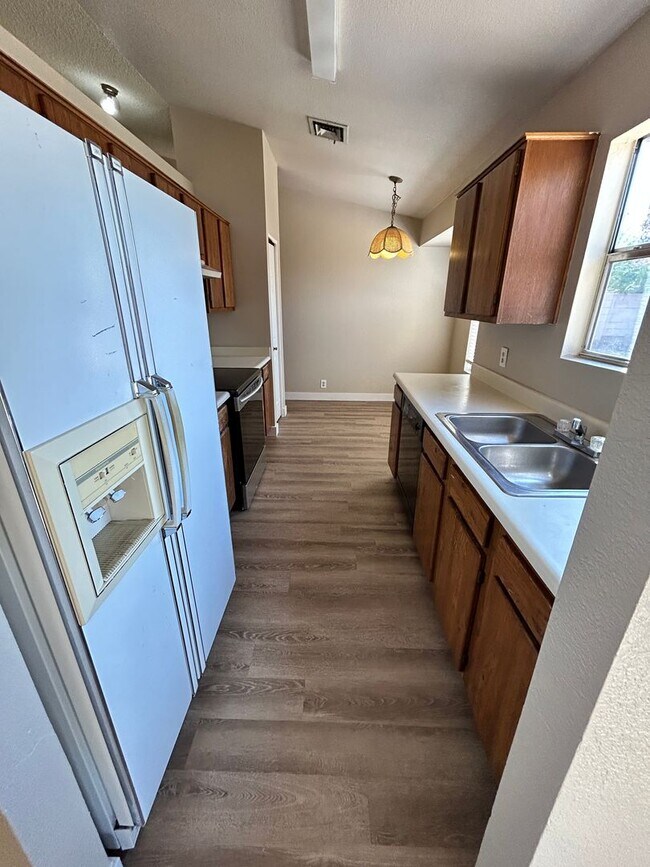 Building Photo - *NEW* Paint *NEW* Flooring *NO* HOA Glenda...