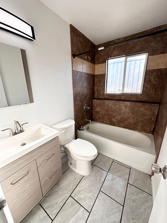 Building Photo - Beautiful one bedroom with no carpet and m...