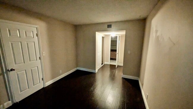Building Photo - 3017 Riverside Dr