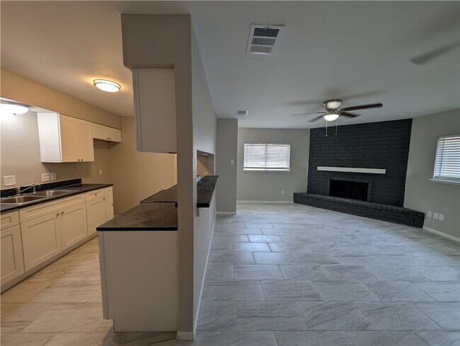 Foto del edificio - 6613 Rhine Dr