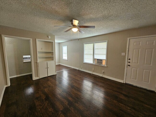 Foto del edificio - Available now ready for immediate move in