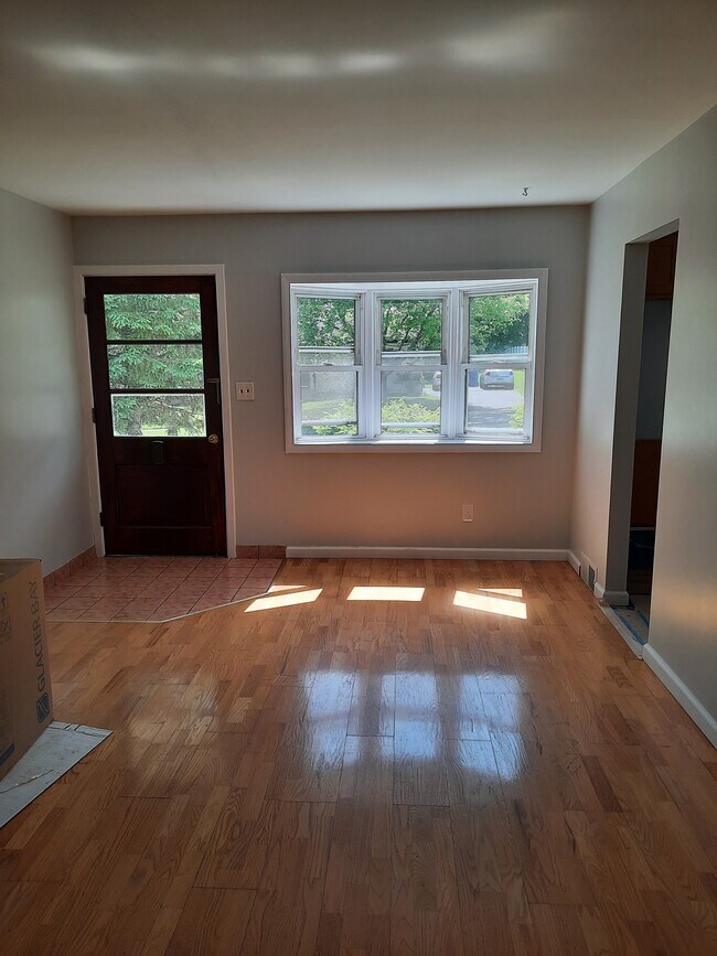 Living room - 70 7th St