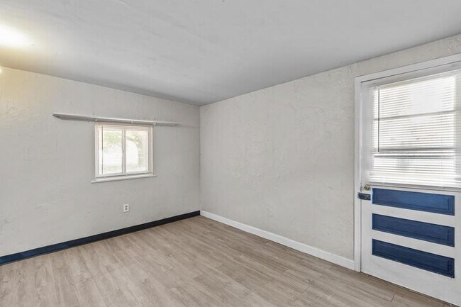 Foto del edificio - 1395 Bluebird Dr