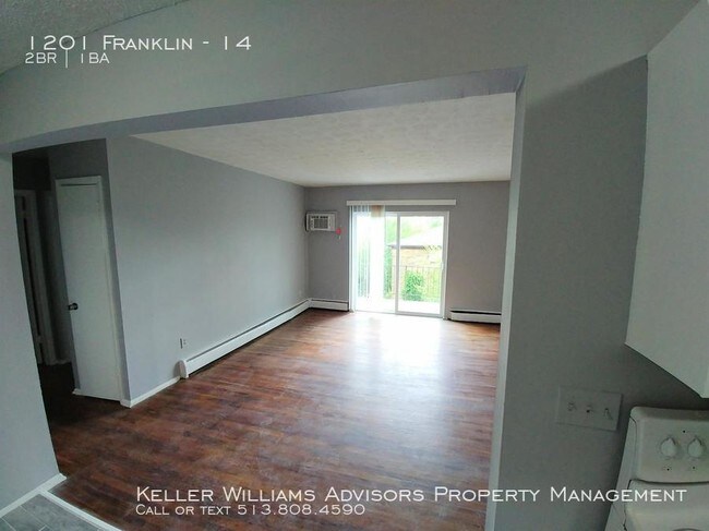 Building Photo - Renovated apartment!