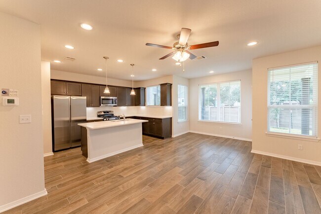 Foto del edificio - Modern Elegance in Prime Pflugerville: Dis...