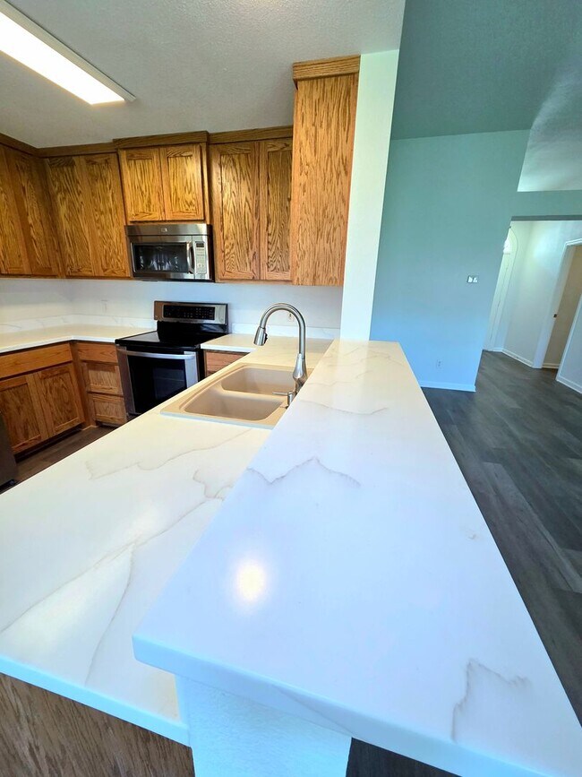 Foto del edificio - AVAILABLE NOW! - $500 OFF FIRST MONTH