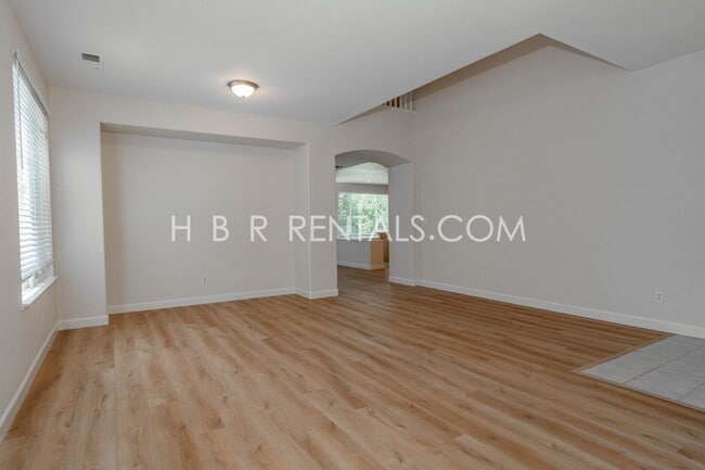 Building Photo - 483 Summer Ln
