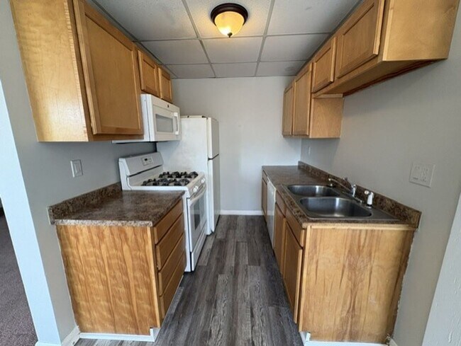 Building Photo - North of Downtown Akron: Updated 1BR with Tall Ceilings & Natural Light