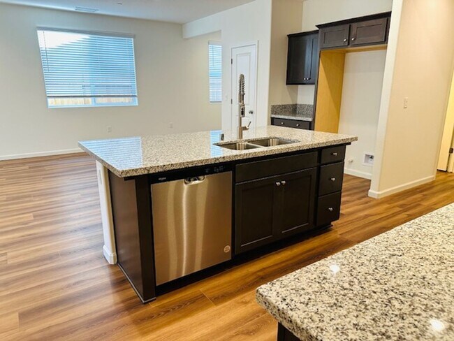 Building Photo - $2,595 Shaw & Leonard, 4 bedroom - Mitchel...