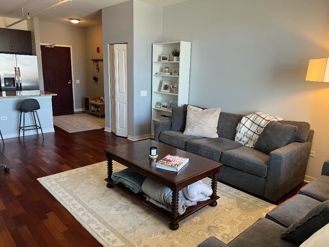 Photo - 511 W Division St Apartment