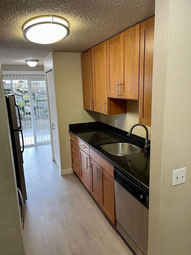 Building Photo - Spacious 2 Bedroom, 1 Bathroom Apartment w...