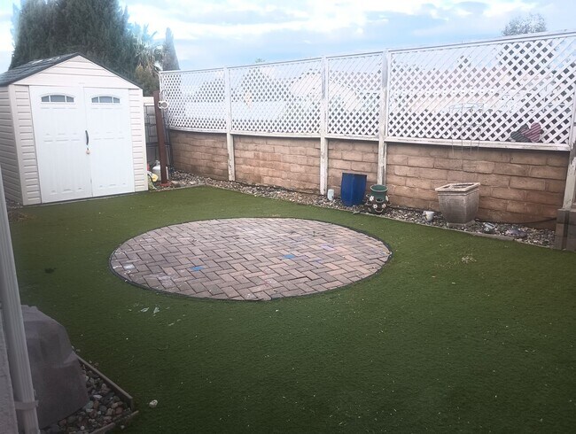 Foto del edificio - Charming 3-Bedroom, 2-Bath Condo with Private Yard, Solar & Prime 92126 Location