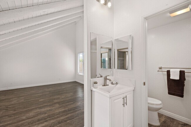 Building Photo - Move in today!