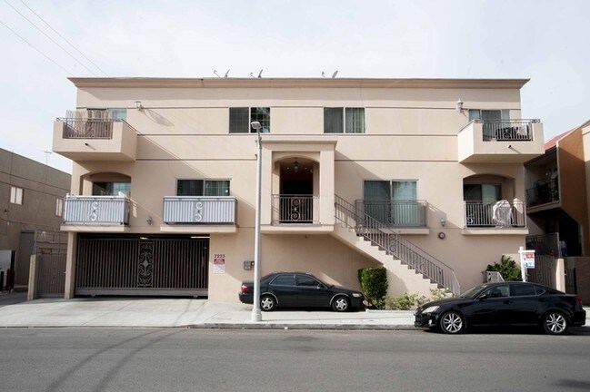 Foto del edificio - 7223 Baird Ave