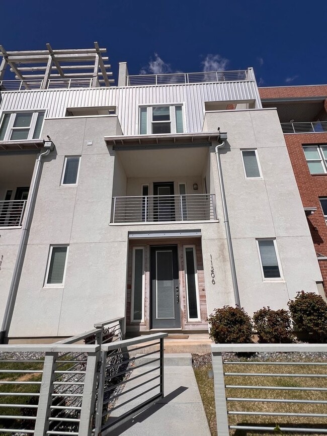 Building Photo - Modern 2 Bedroom Townhome with Stunning La...
