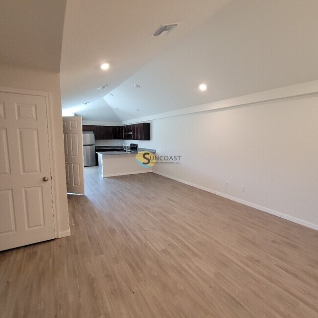 Foto del edificio - Spacious, Sunfilled 2BD/2BA Home In Cape C...