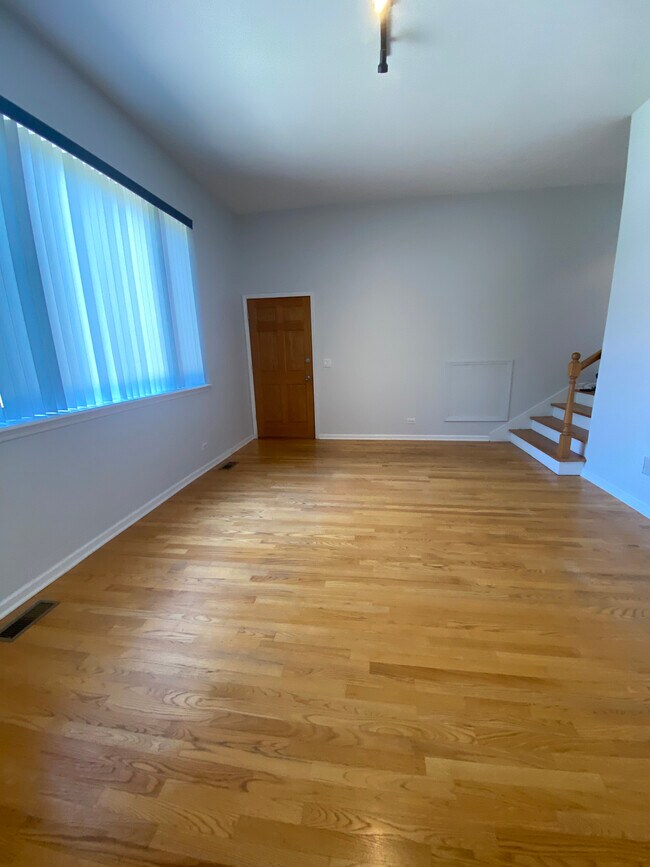 Living - 5201 W Roscoe St Apartments