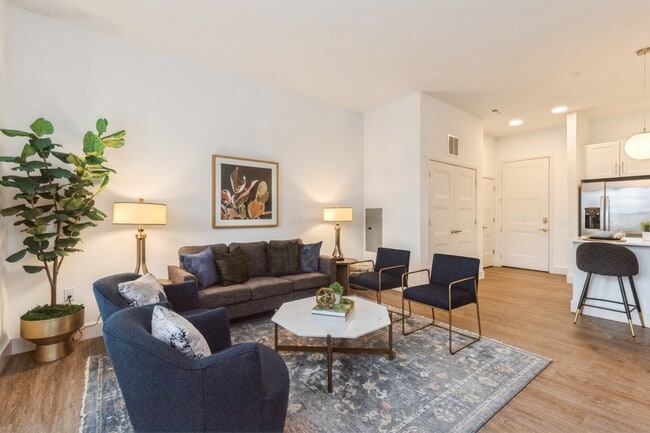 Building Photo - 555 Lakeview Pkwy