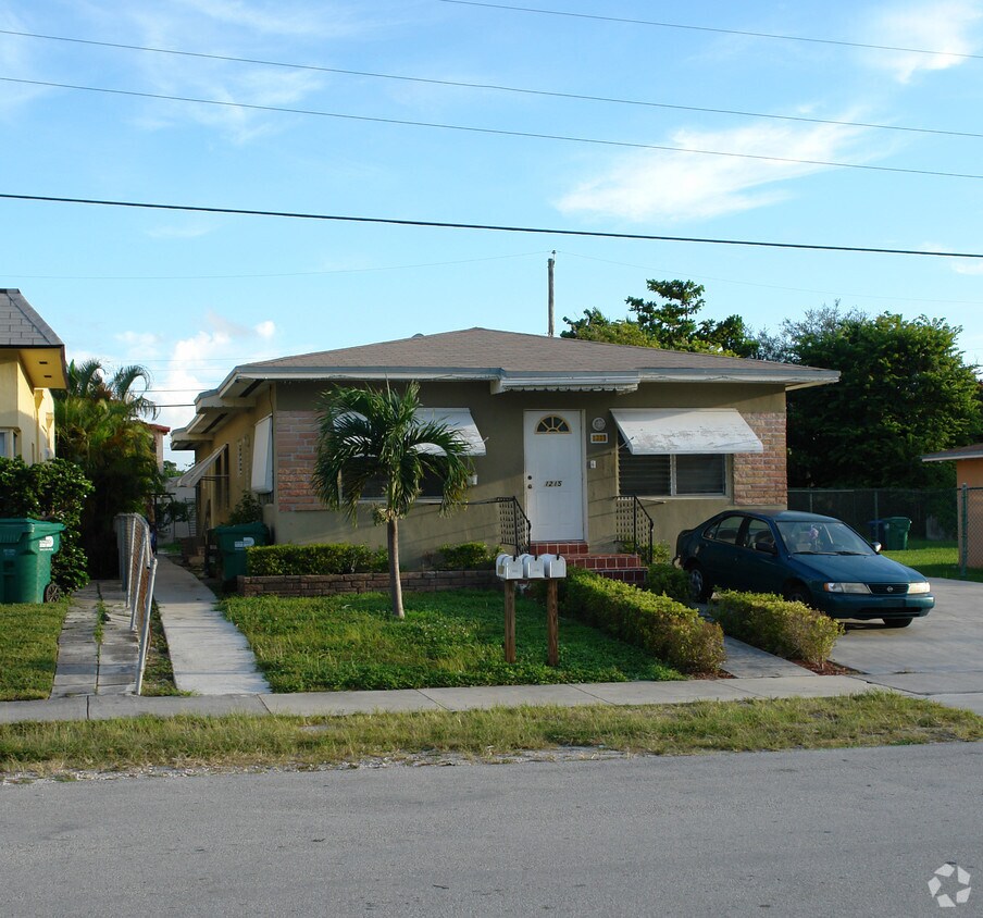 Building Photo - 1215 NE 109th St