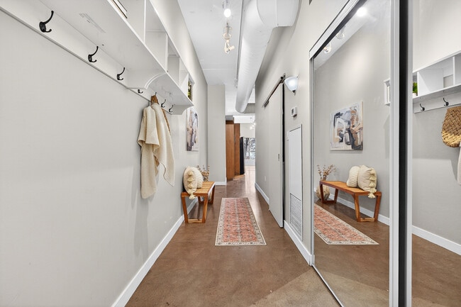 Building Photo - 66 Bay St S